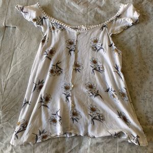 White blouse with daisy flowers